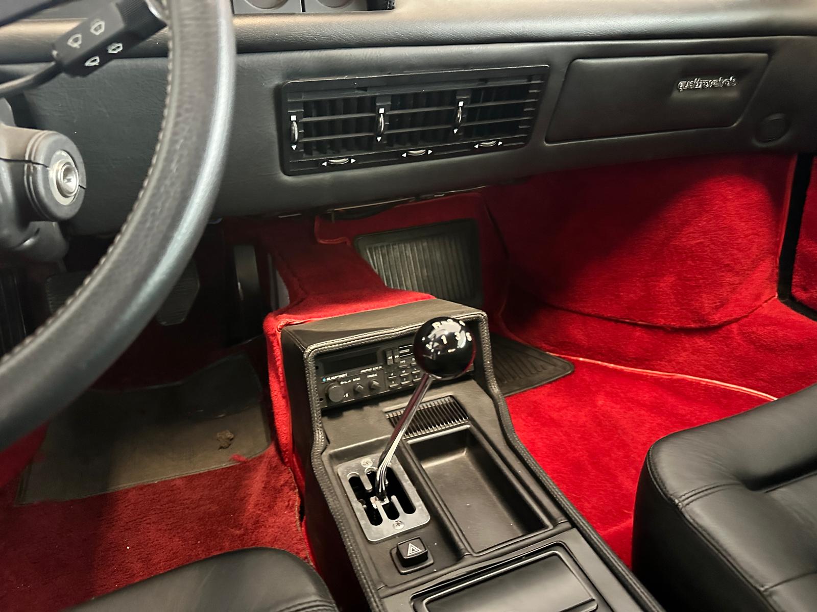 Ferrari Mondial 3.2 QV interior red & black
