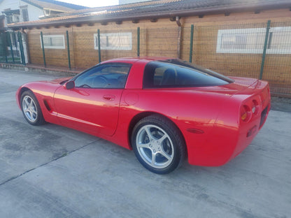 Left side view of the 1998 Chevrolet Corvette C5 – Classic American muscle with aggressive stance.